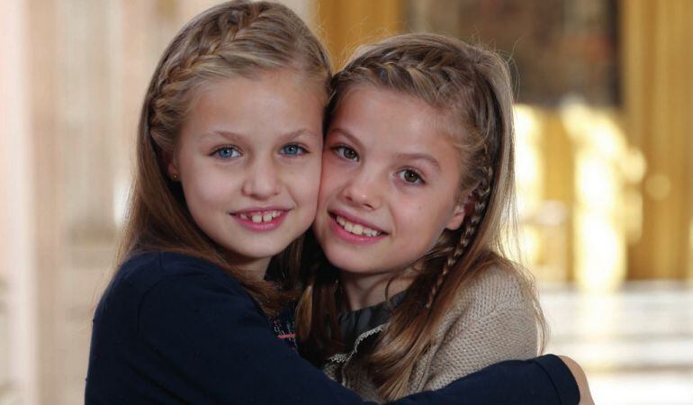 Leonor y Sofía, protagonizan la felicitación navideña de los reyes.