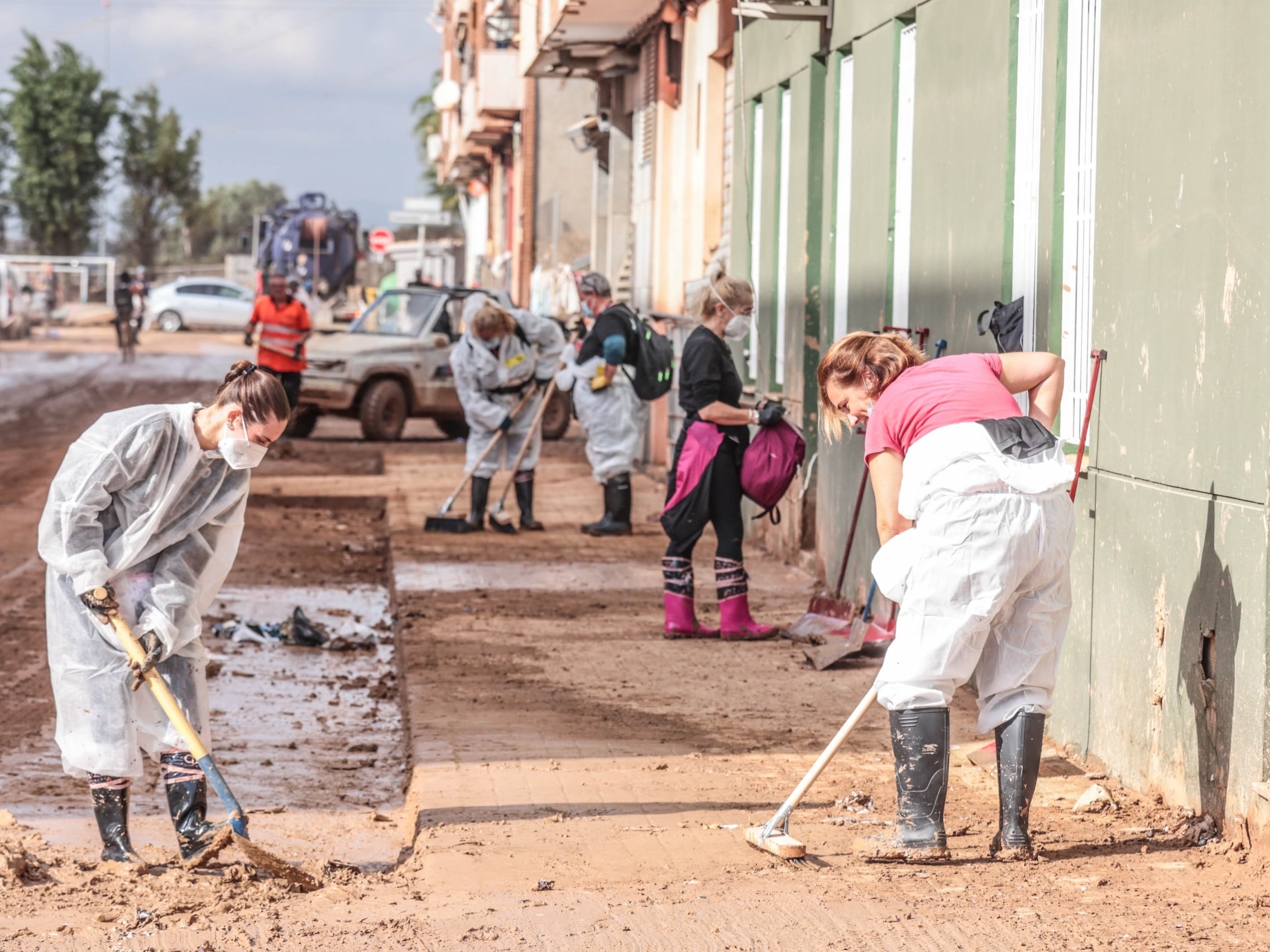 Varios voluntarios eldenses realizando tareas de limpieza en la última expedición en Benetússer.