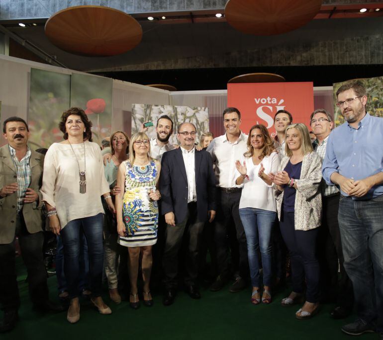 Fotografía de Pedro Sánchez con los cadidatos aragoneses al congreso y senado. 