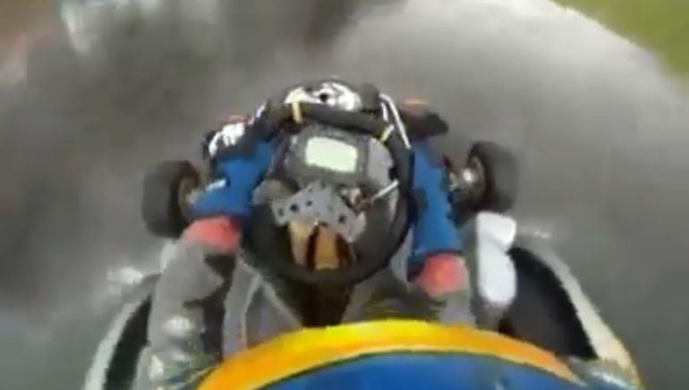 Fernando Alonso manejando su kart bajo una lluvia muy persistente