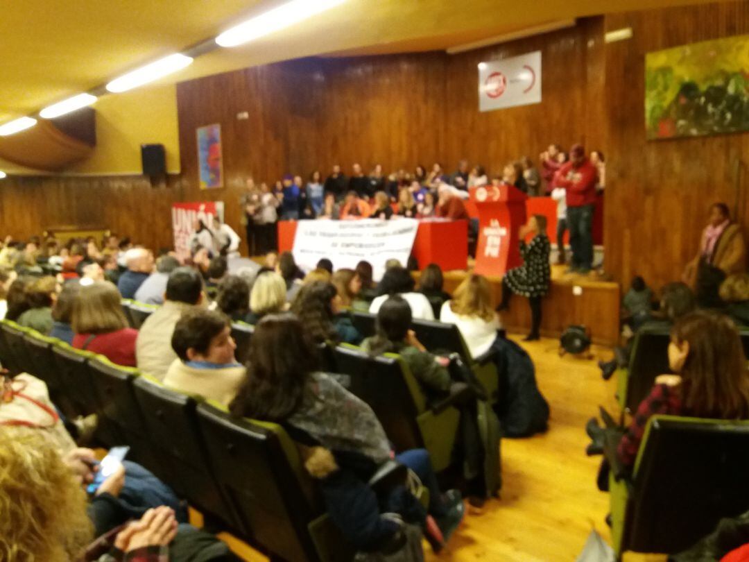 Momento de la asamblea donde los trabajadores han decidido ir a la huelga 