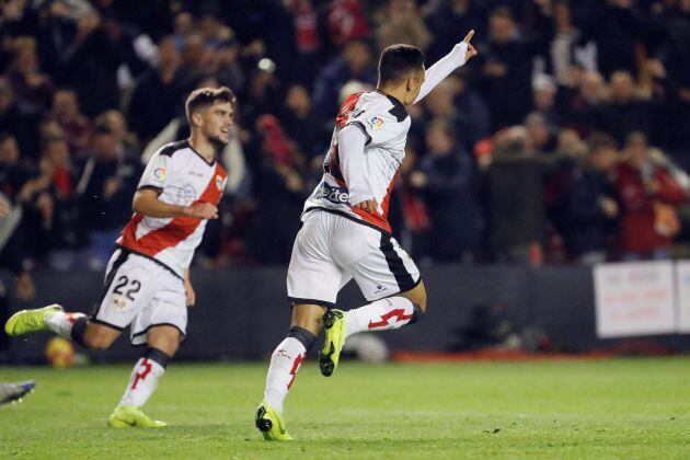 El centrocampista del Rayo Vallecano Álvaro García (d) celebra tras marcar el segundo gol ante el FC Barcelona, durante el partido de Liga en Primera División que disputan esta noche en el estadio de Vallecas, en Madrid.