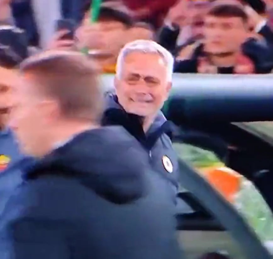 Mourinho, emocionado, en el momento del pitido final.