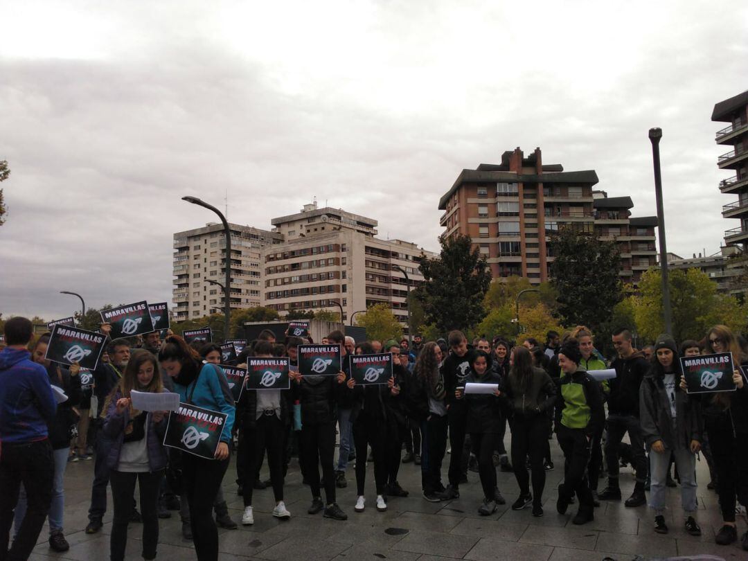 Miembros de la asamblea del Gaztetxe Maravillas se manifiestan a las afueras del Palacio de Justicia de Navarra minutos antes del juicio