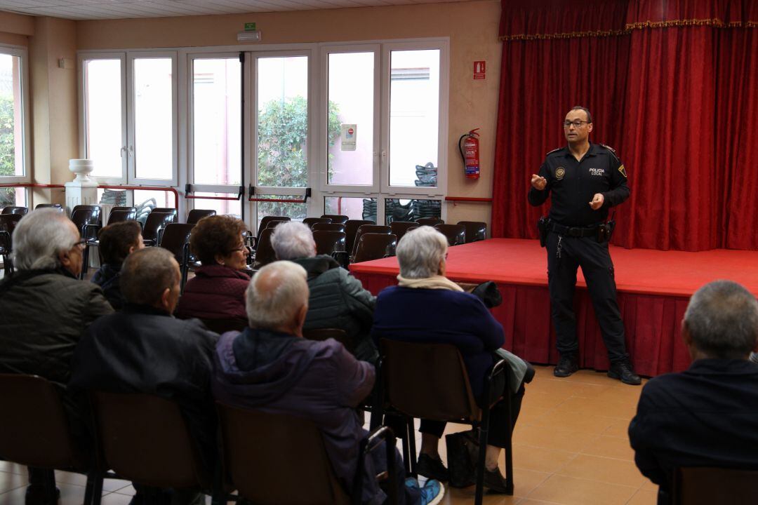 Sesión informativa de la Policía Local a mayores de la Tercera Edad