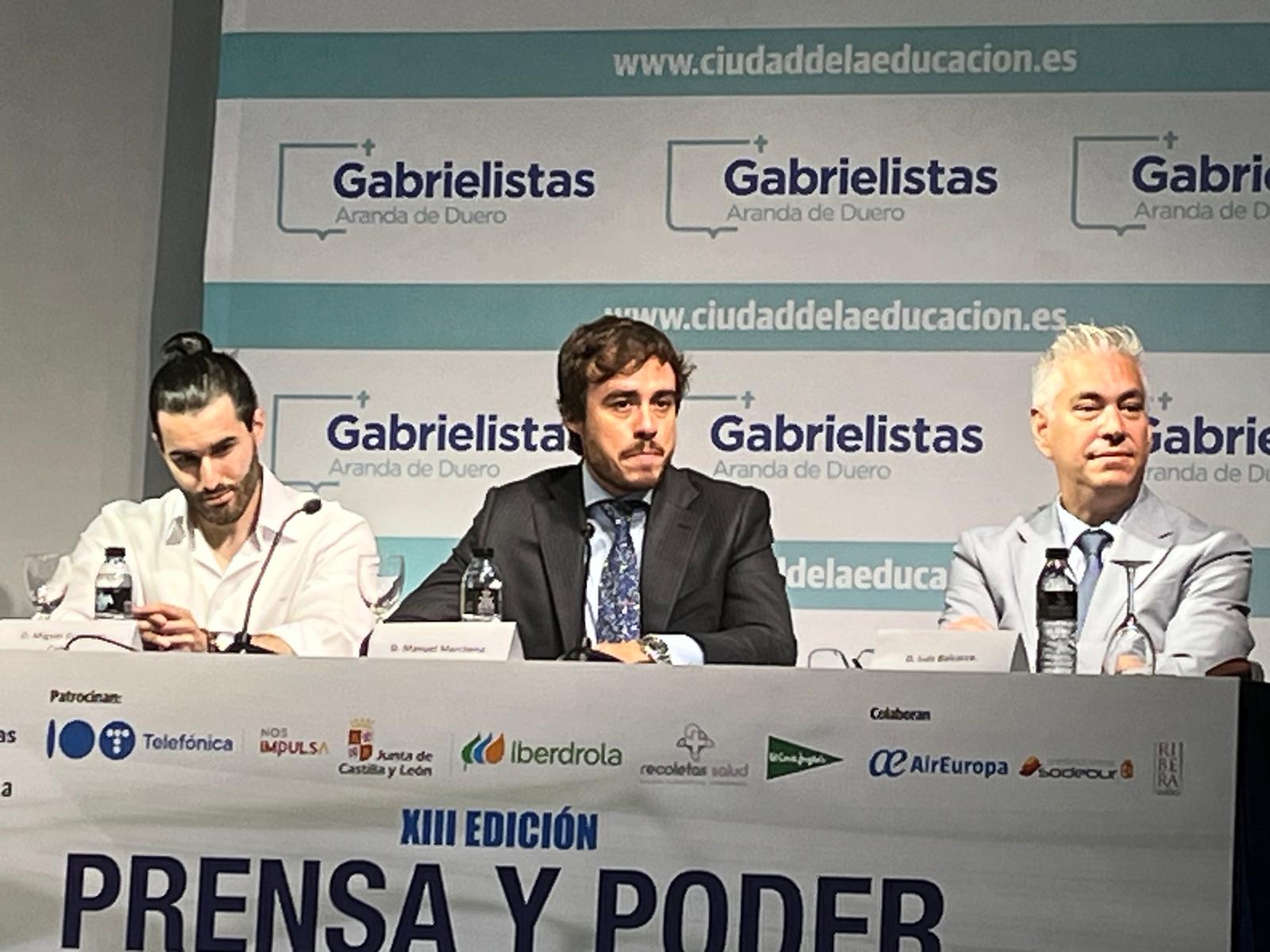 Marchena en el centro, acompañado de Luis Balcarce (izq) y Miguel Guerrero