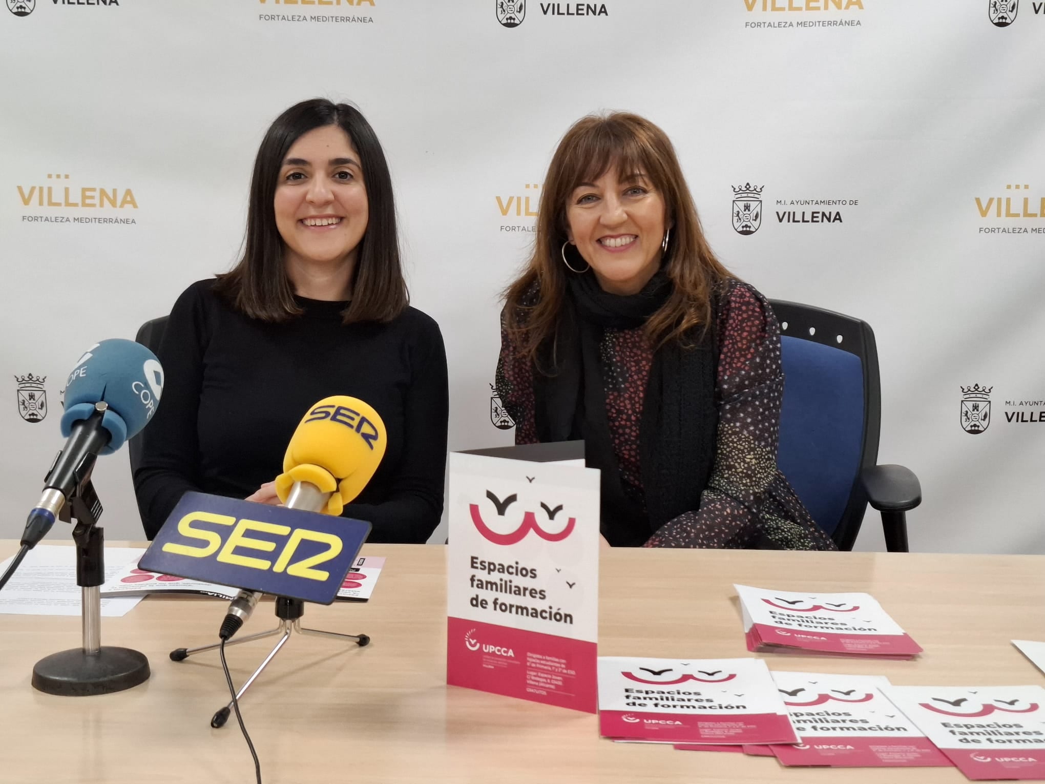 Alba Laserna y Laura Fuentes presentando el curso