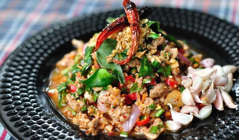 Este es el plato de pescado crudo que debes evitar si viajas a Tailandia.