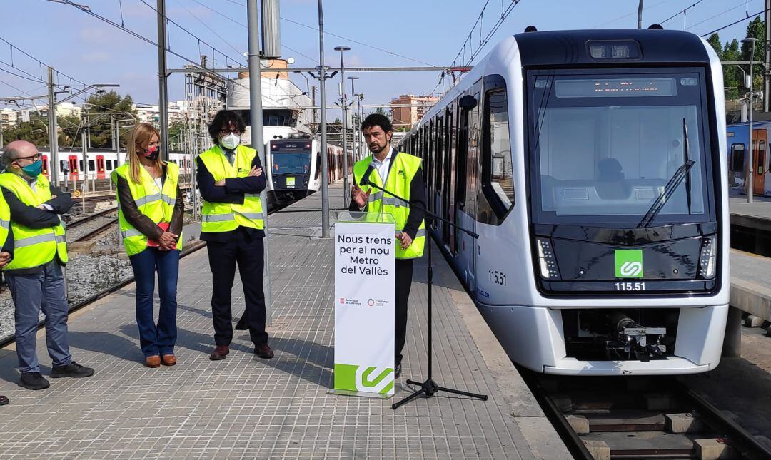 El conseller Damià Calvet i el president de FGC, Ricard Font, al costat del tren que s’ha presentat avui a Rubí