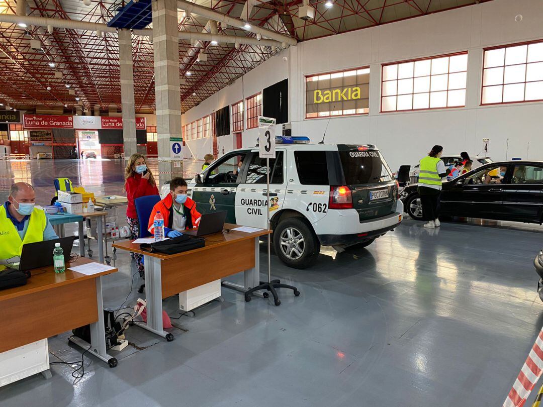 Vacunación contra la covid de agentes de la Guardia Civil en las instalaciones de la Feria de Muestras de Armilla (Granada)