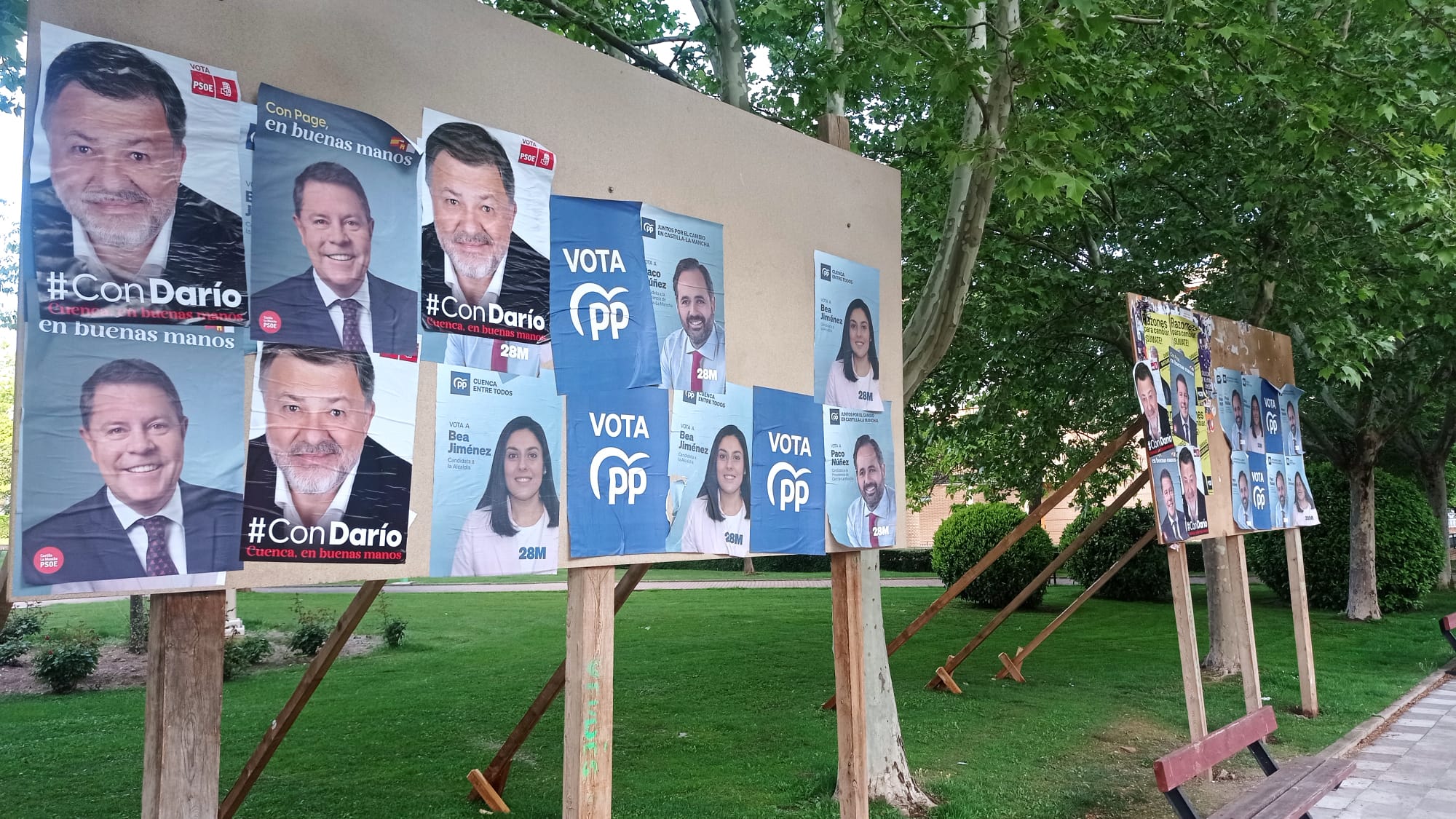 Ya ha comenzado la pegada de carteles en Cuenca