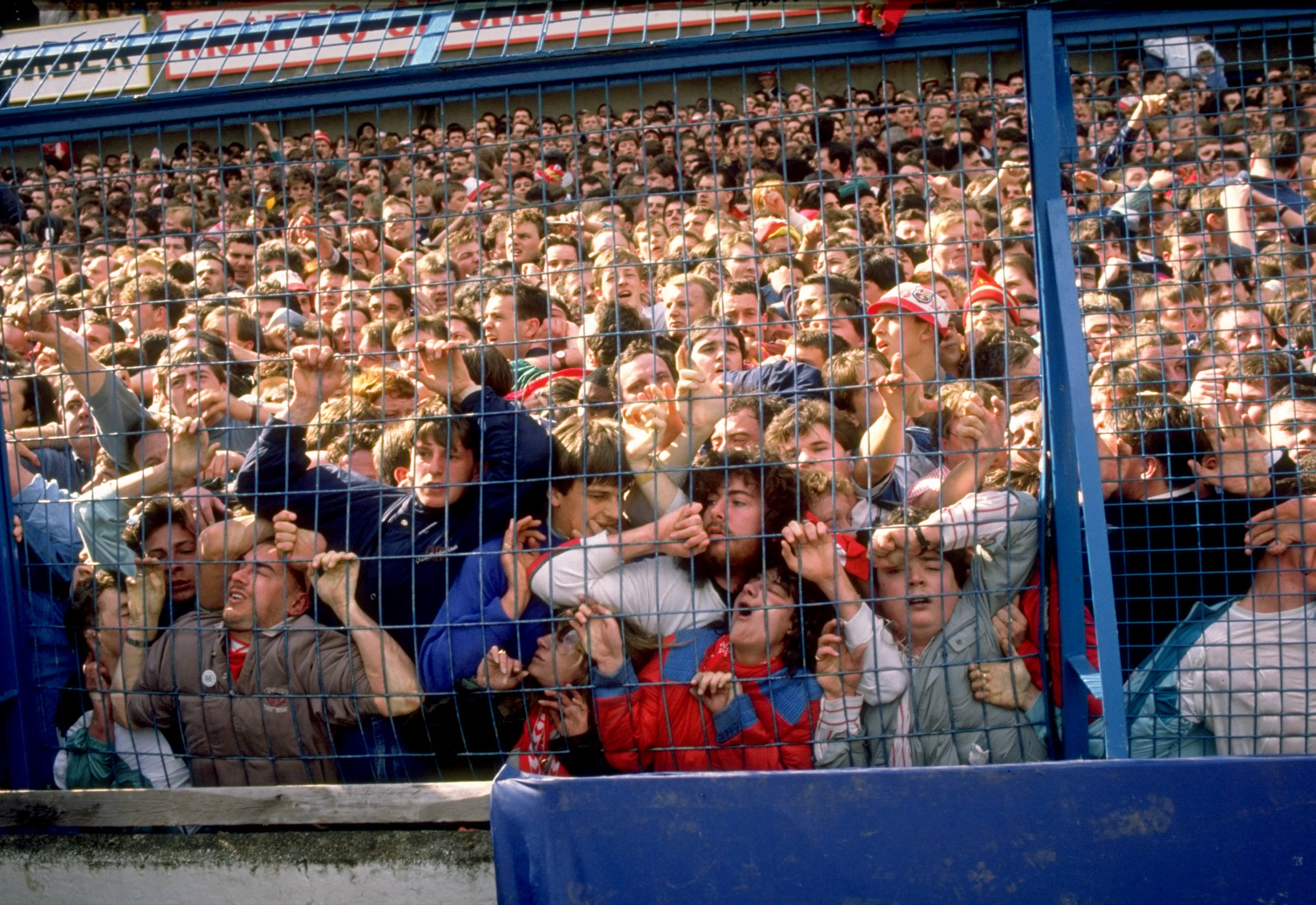 Los seguidores son aplastados contra la barrera cuando se produce un desastre antes del partido de semifinales de la Copa FA entre Liverpool y Nottingham Forest disputado en el estadio Hillsborough de Sheffield