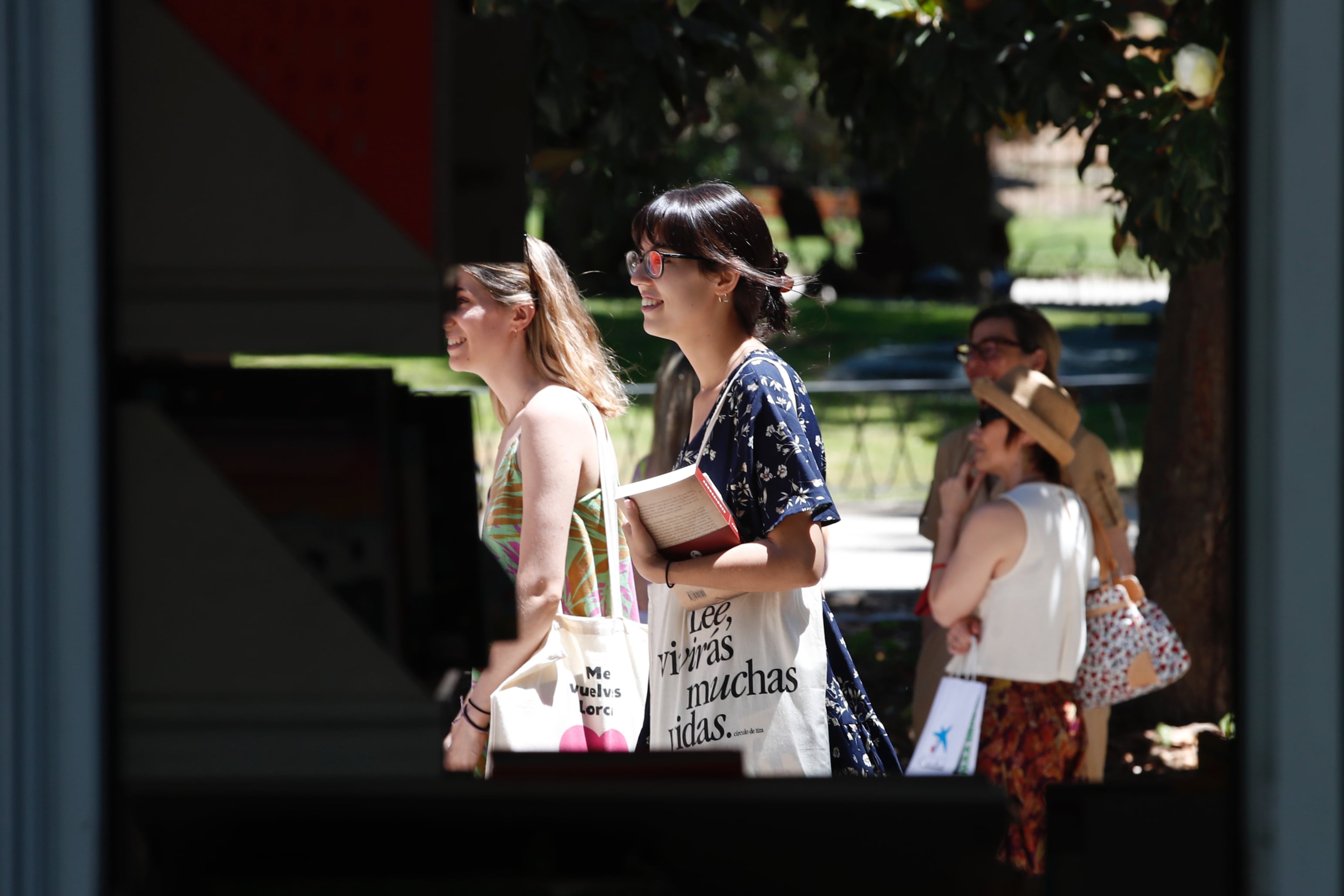 Varias visitantes recorren las casetas de la Feria del Libro de Madrid. EFE/Javier López