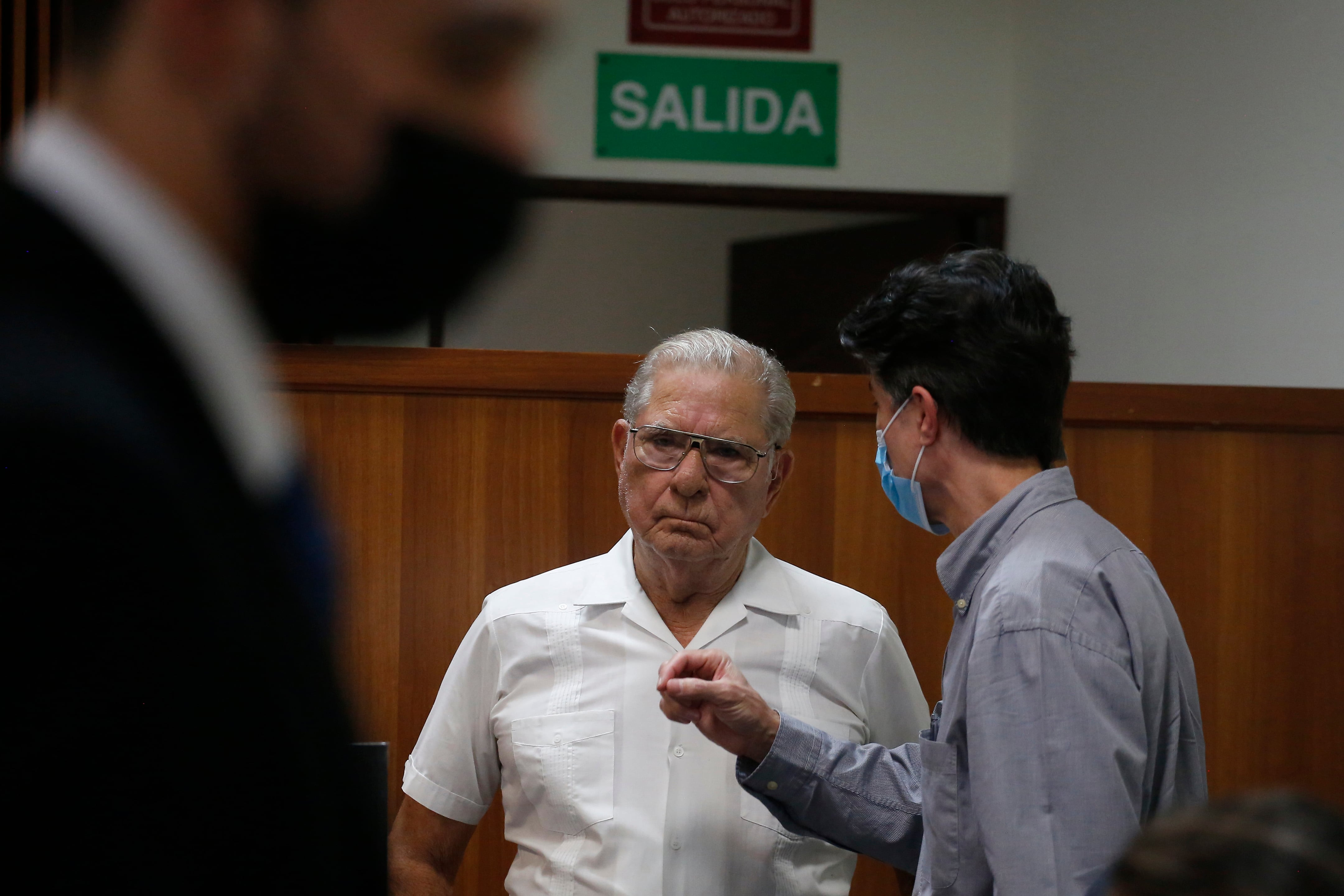 El excomandante de la Fuerza Aérea y general retirado Juan Rafael Bustillo (c) asiste a una audiencia en una sede judicial hoy, en San Salvador (El Salvador).