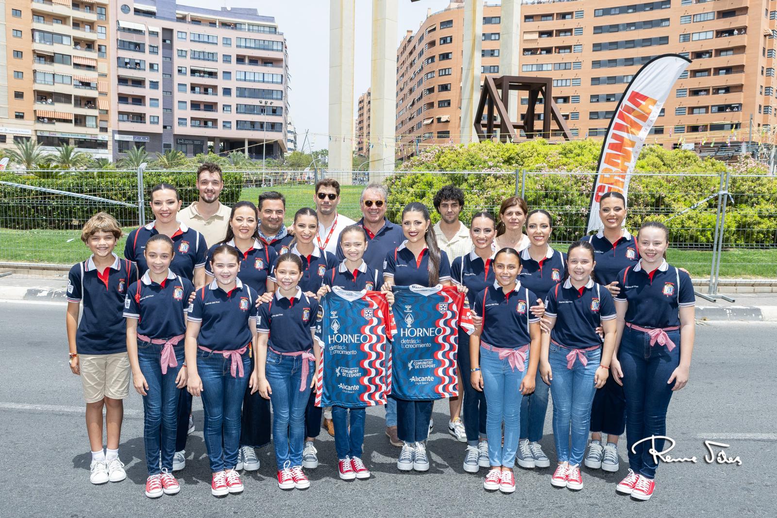 Las Belleas del Foc y sus Damas de Honor y representantes del Horneo Eón Alicante. Foto: Reme Vélez