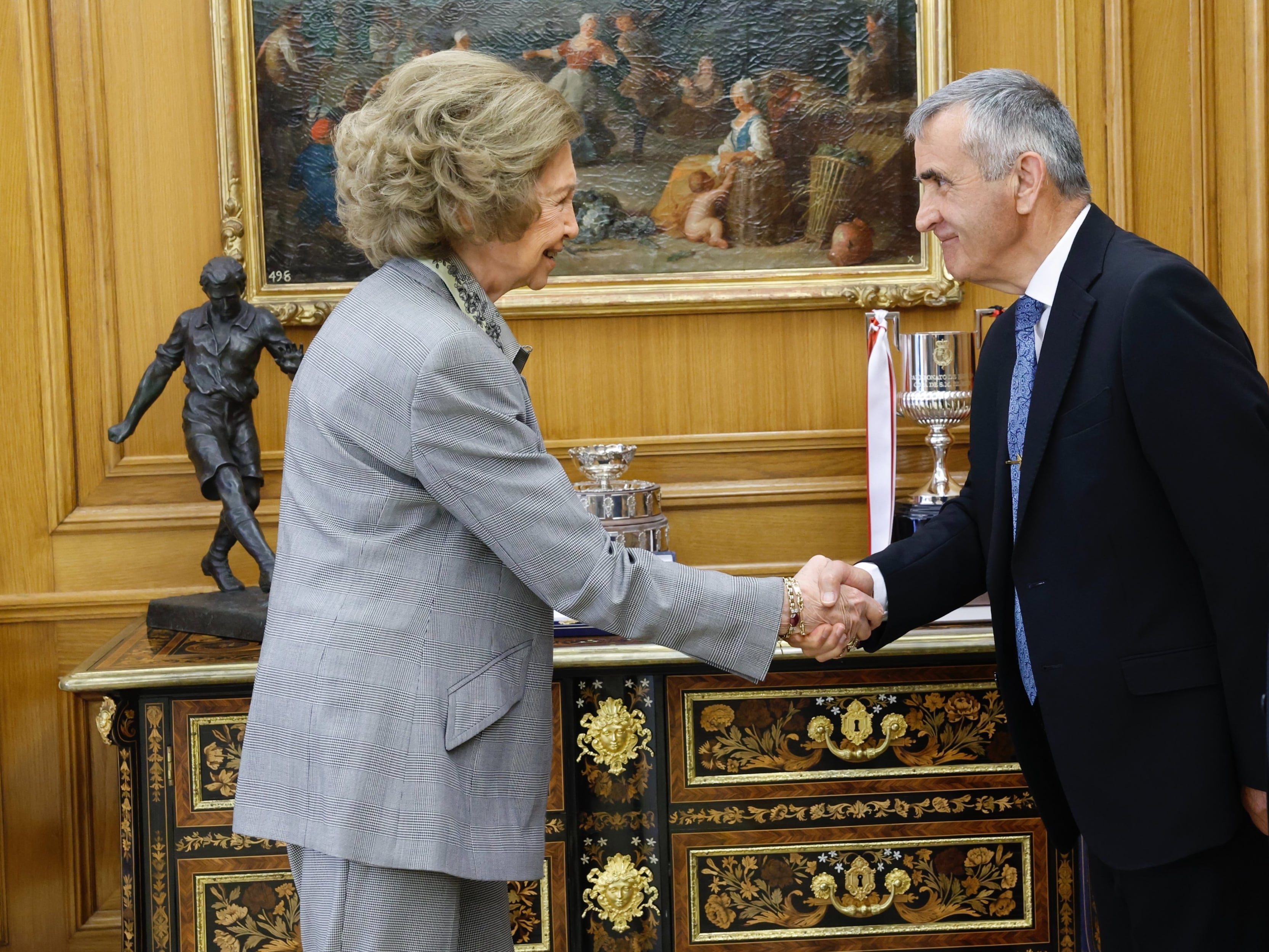 Adriano Palacios, autor del cuadro, es recibido por la reina Sofía en la audiencia a la promoción número 56 del colegio de Guardias Jóvenes