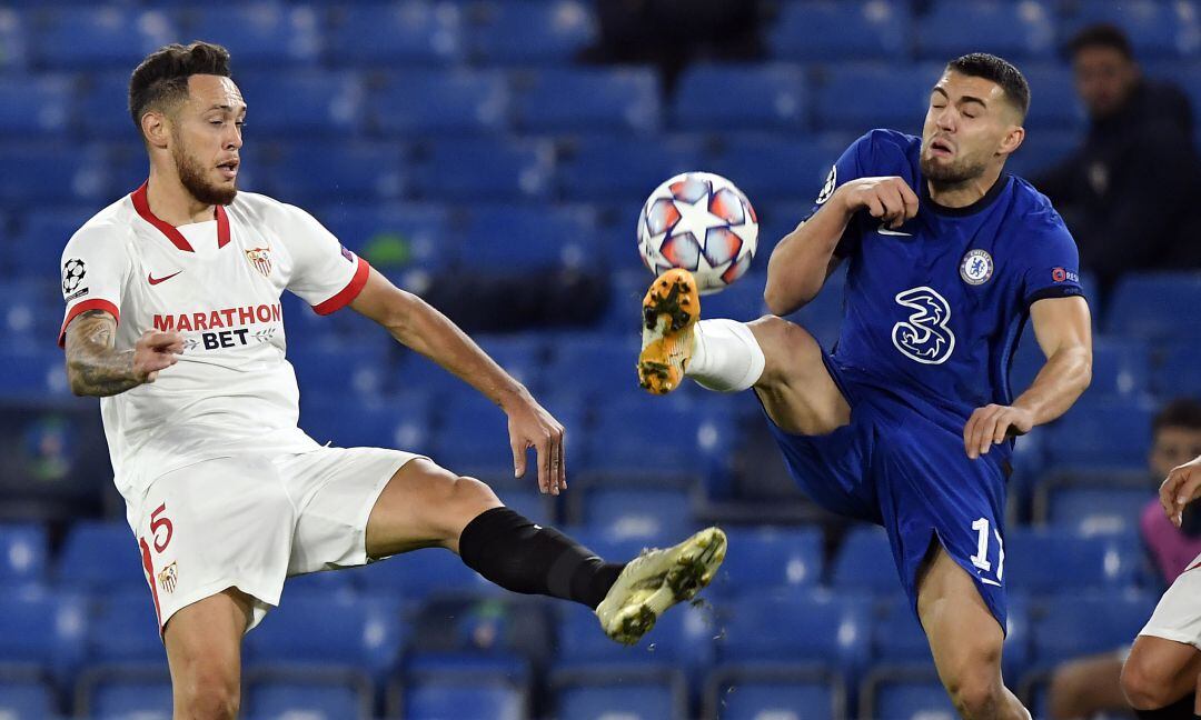 Disputa de un balón entre Ocampos y Kovacic.