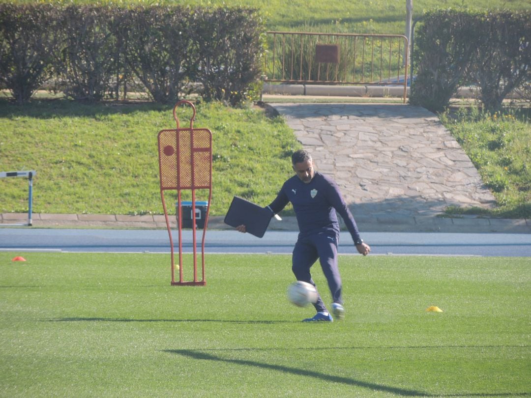 José Gomes en el entrenamiento rojiblanco en el Anexo.