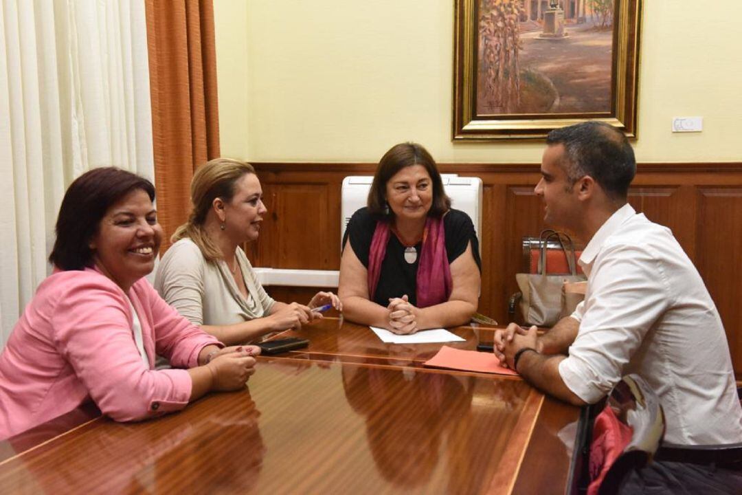 La consejera de Educación del Gobierno de Canarias, María José Guerra, en reunión con la presidenta del Cabildo de Lanzarote, María Dolores Corujo, el alcalde de Teguise, Alexis Tejera, y la concejal de Educación, Alma María González.