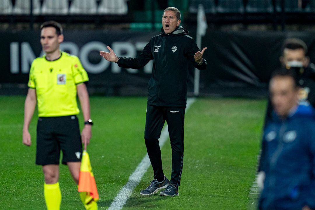 Juan Carlos Garrido dirige al equipo desde la banda