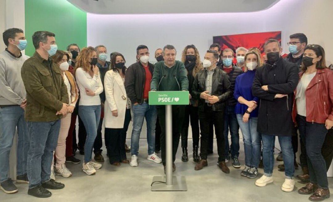 Javier Fernández durante su comparecencia esta mañana en la sede del Psoe de Sevilla