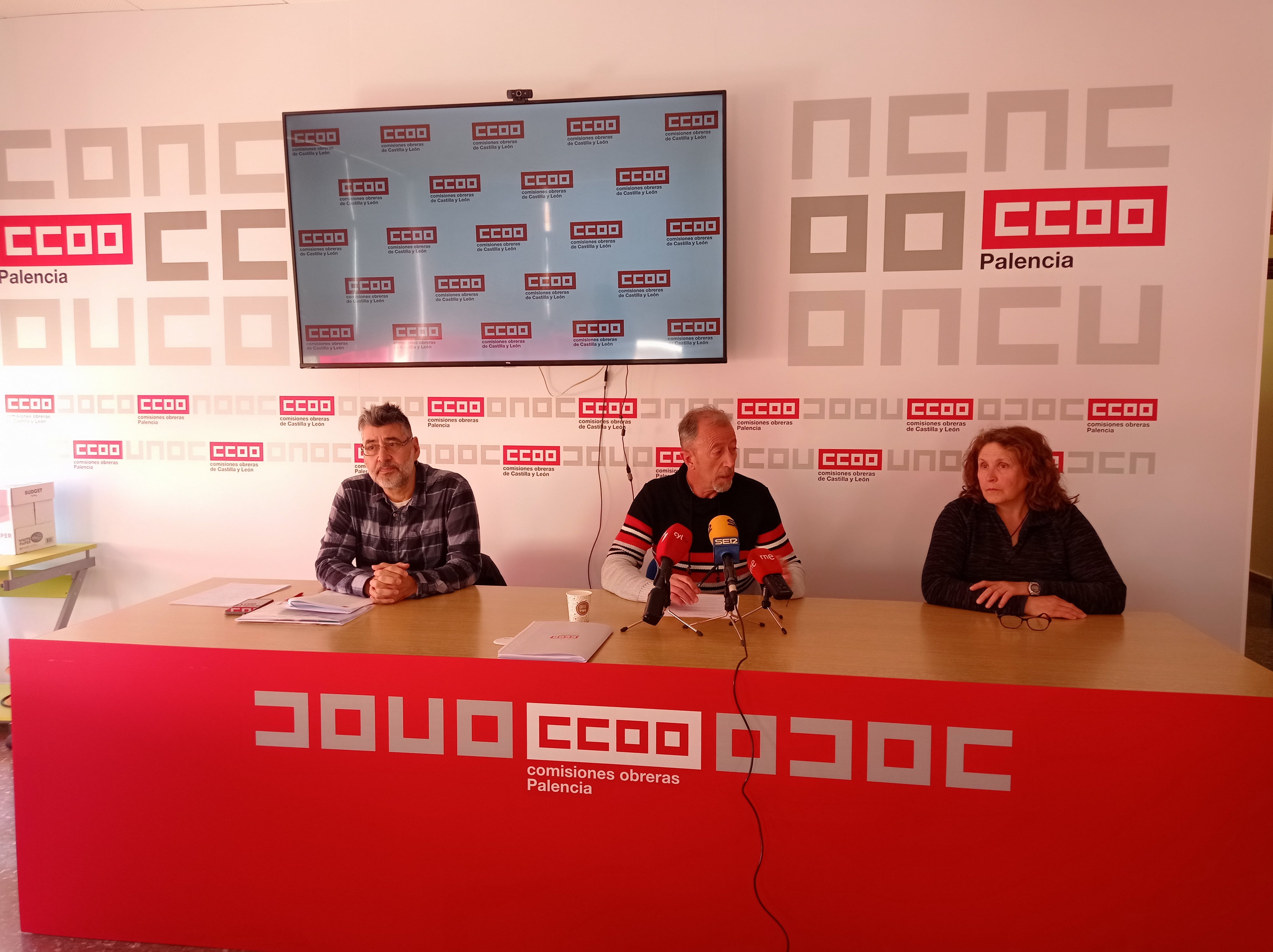 Gonzalo Díez, Juan Carlos González y Mª Ángeles Hernández durante la comparecencia en la sede de CCOO Palencia