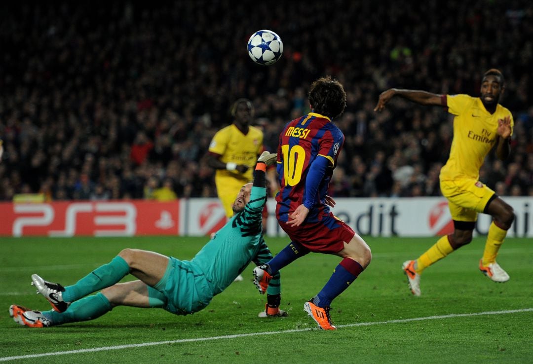 Leo Messi supera a Almunia en un gol para el recuerdo en la Champions League