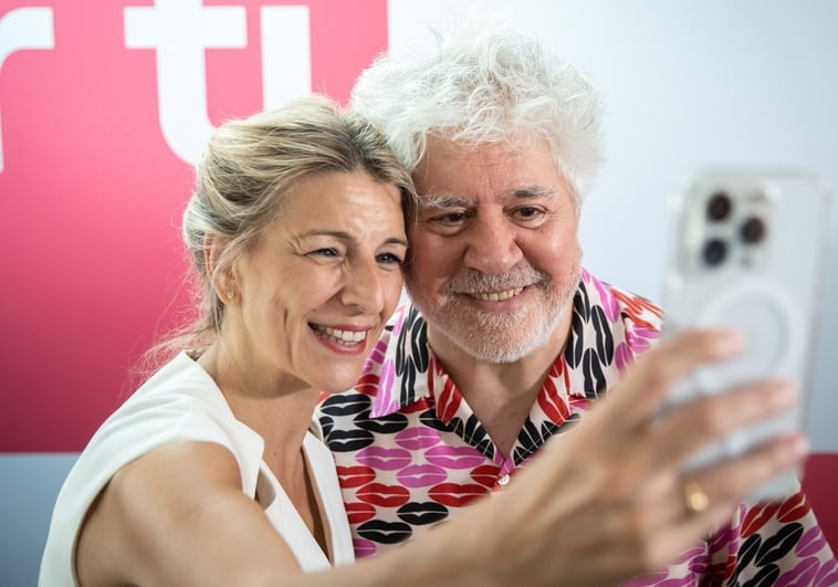 Pedro Almodóvar apoya a Yolanda Díaz en el acto de presentación del programa de cultura de Sumar