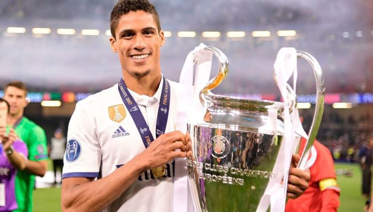 Raphael Varane, con la Champions ganada por el Real Madrid en Cardiff.