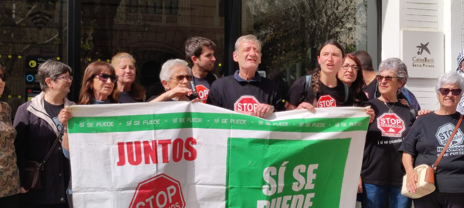 Concentración de activistas de Stop Desahucios Córdoba, para apoyar a Antonio, un vecino del casco histórico de Córdoba amenazado de desahucio