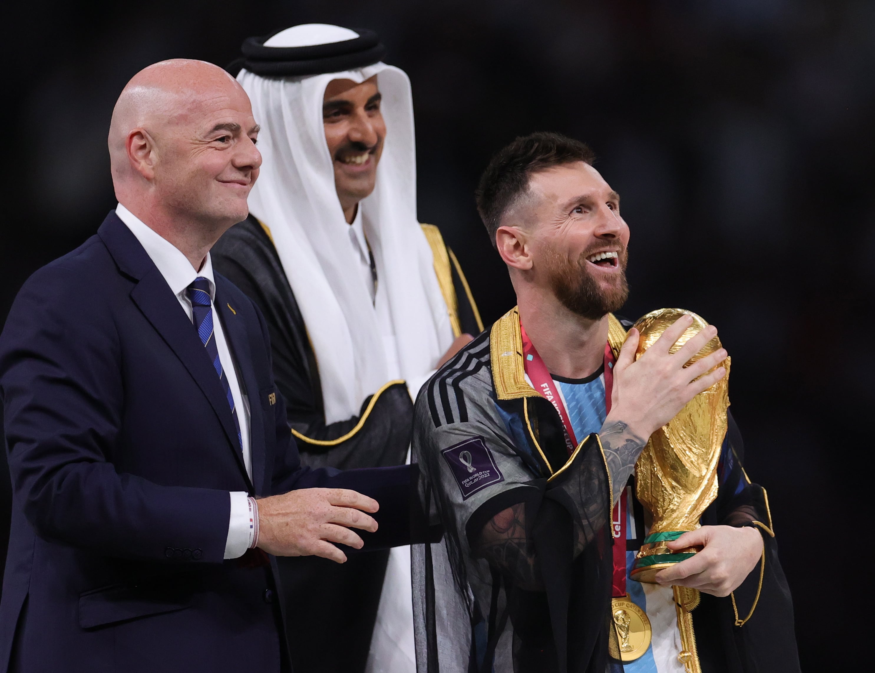 Leo Messi con la Copa del Mundo que ganó Argentina en Qatar.