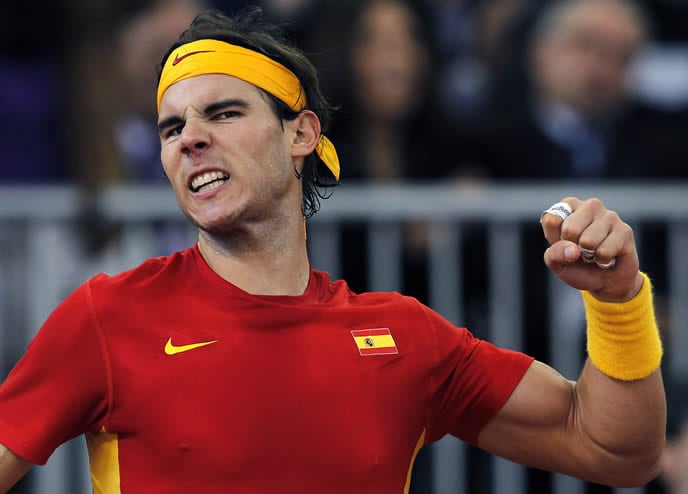 El tenista español Rafael Nadal celebra un punto ante el argentino Juan Martin del Potro, durante el cuarto partido de la final de la Copa Davis