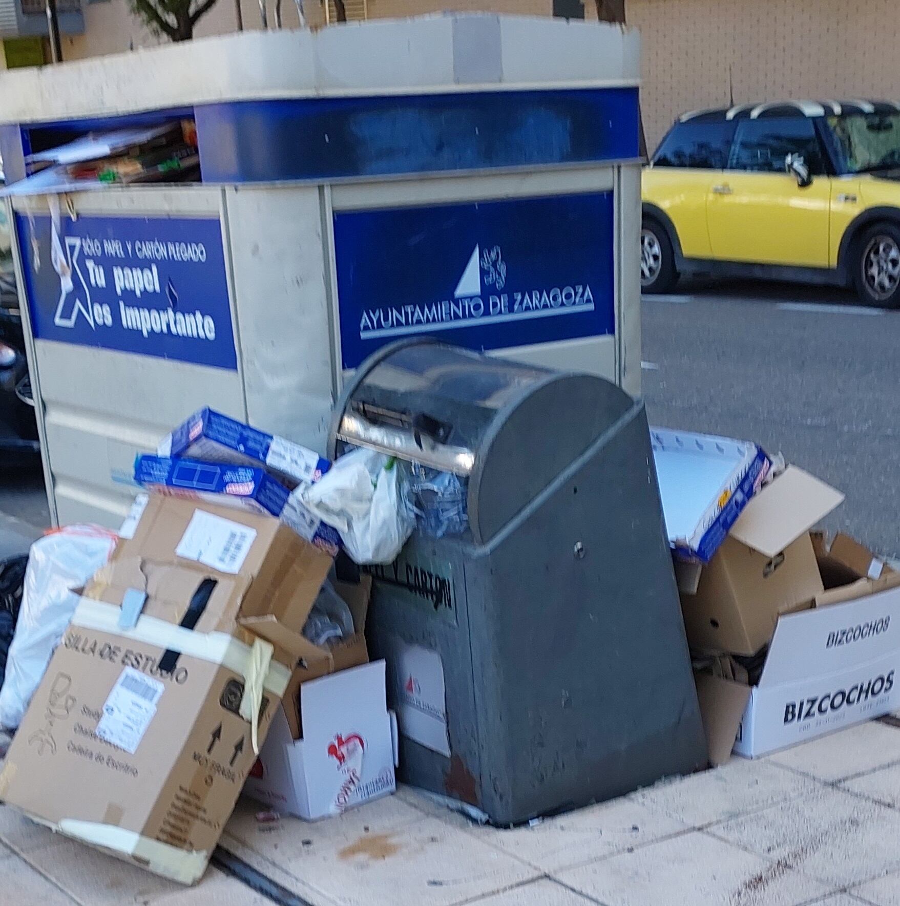 Foto que nos envía Raquel de los contenedores de Valdespartera