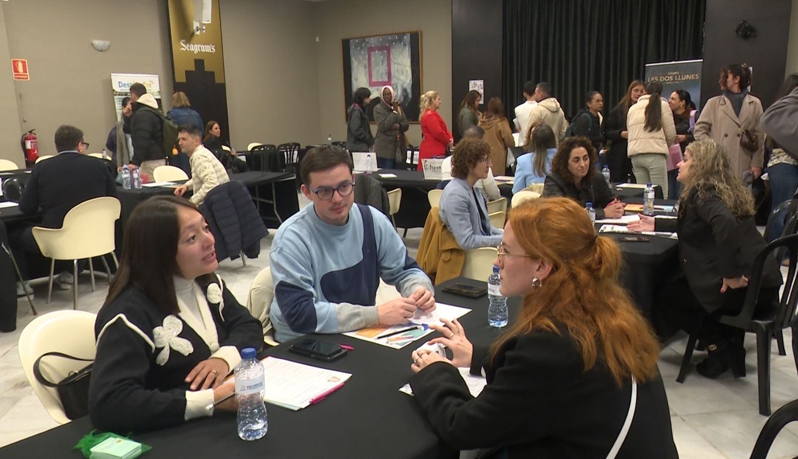 Aspirantes en el edificio de Fomento Gandia, este mediodía