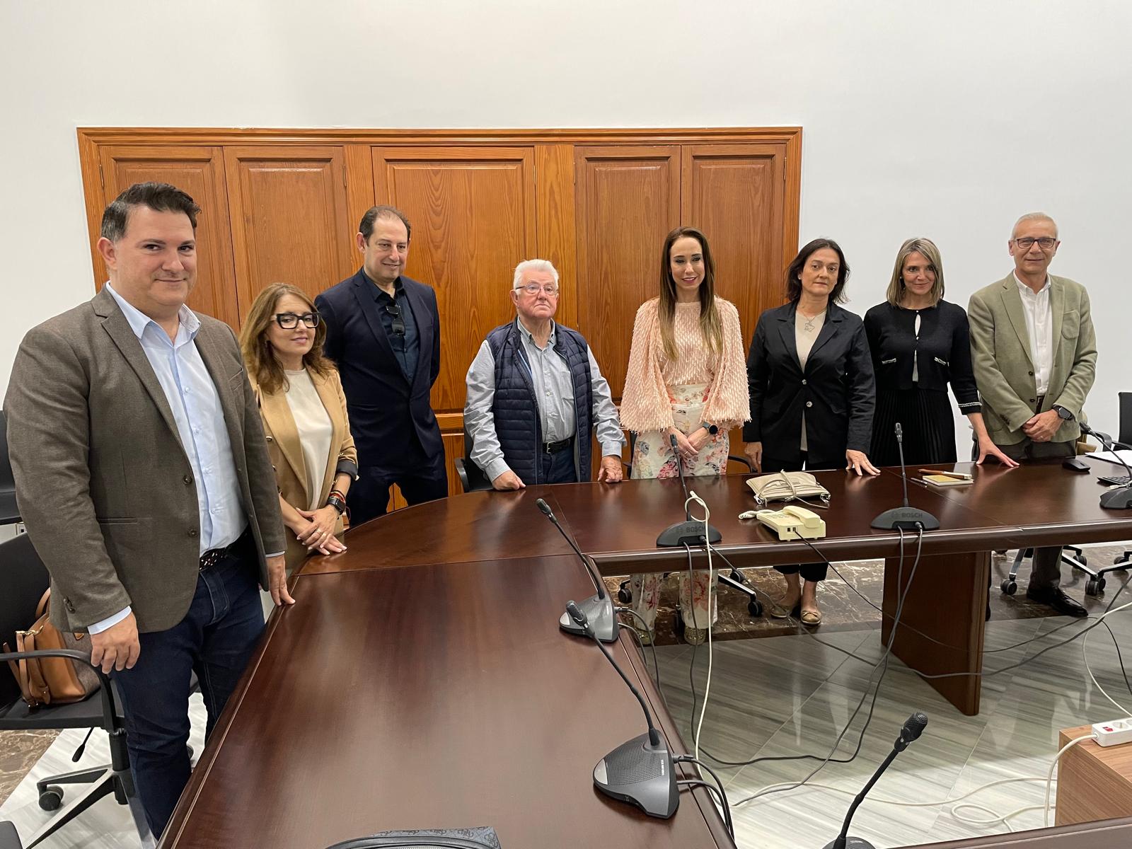 El jurado de las Falla municipal, con los concejales Santiago Ballester y Mónica Gil. Reunidos para decidir el monumento que se plantará en 2025.