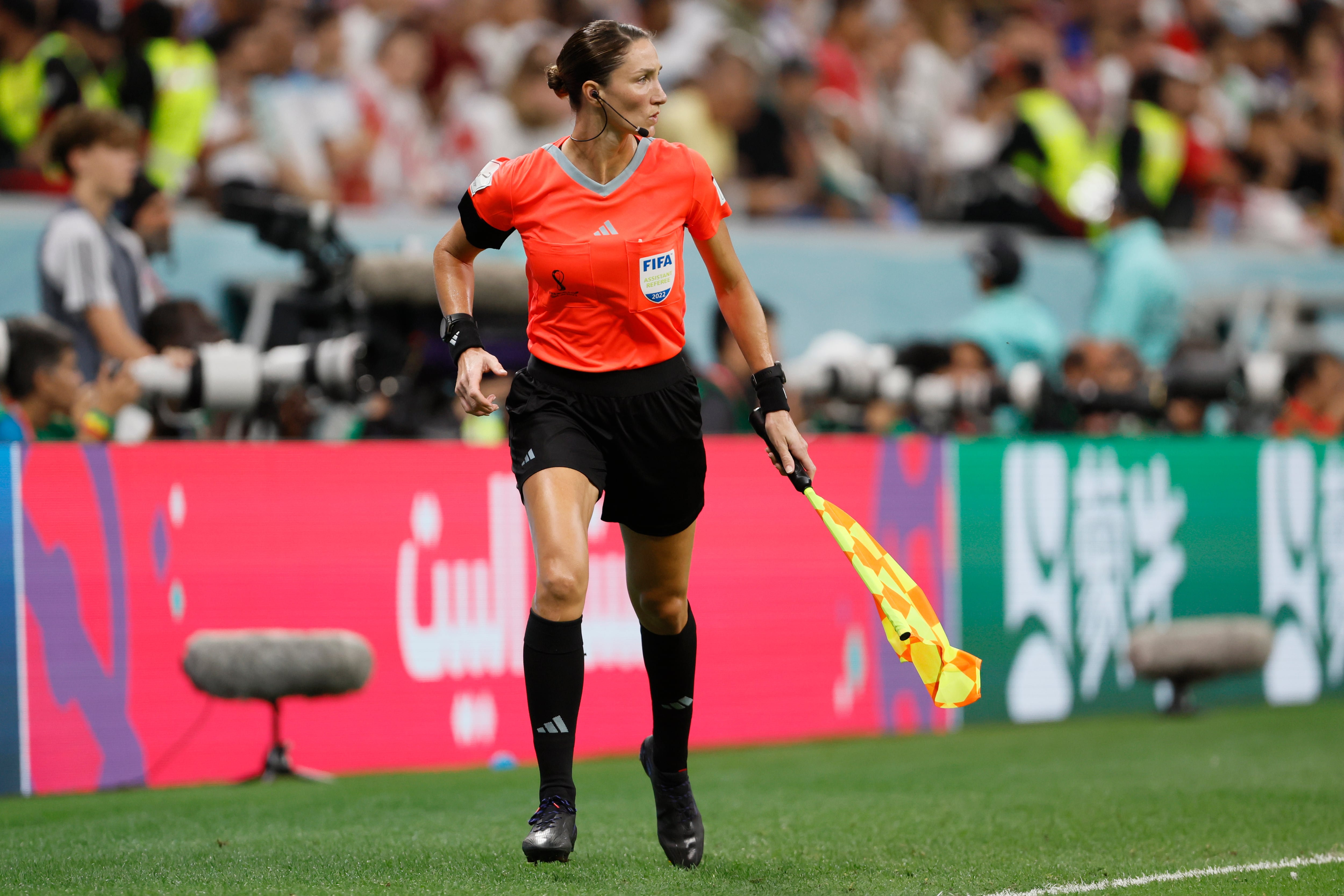 Katie Nesbitt, asistente en el Inglaterra - Senegal, formó parte del cuarteto arbitral