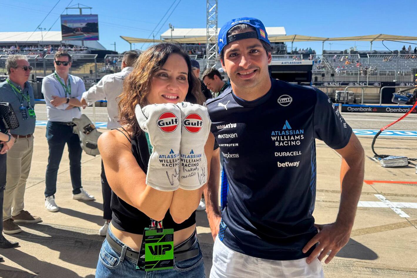 AUSTIN (TEXAS), 19/10/2025.- La presidenta de la Comunidad de Madrid, Isabel Díaz Ayuso y el piloto de Formula 1, Carlos Sainz, durante la visita de la presidenta madrileña a la escudería Williams en el circuito de Austin, donde hoy domingo se ha celebrado una prueba del mundial. EFE / Comunidad de Madrid. ***SOLO USO EDITORIAL / SOLO USO DISPONIBLE PARA ILUSTRAR LA NOTICIA QUE ACOMPAÑA/ (CRÉDITO OBLIGATORIO)***