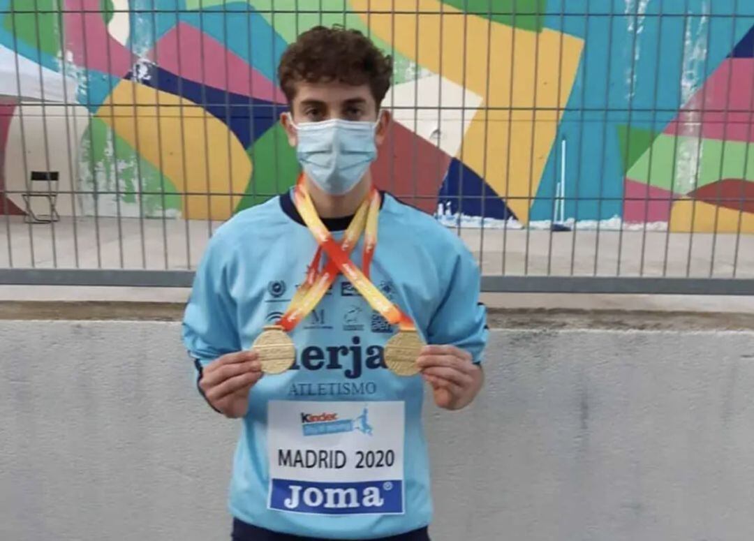 Juan Francisco Lozano luciendo sus medallas.