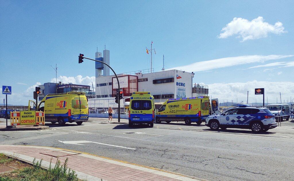 Despliegue de ambulancias y policía local en el lugar del suceso