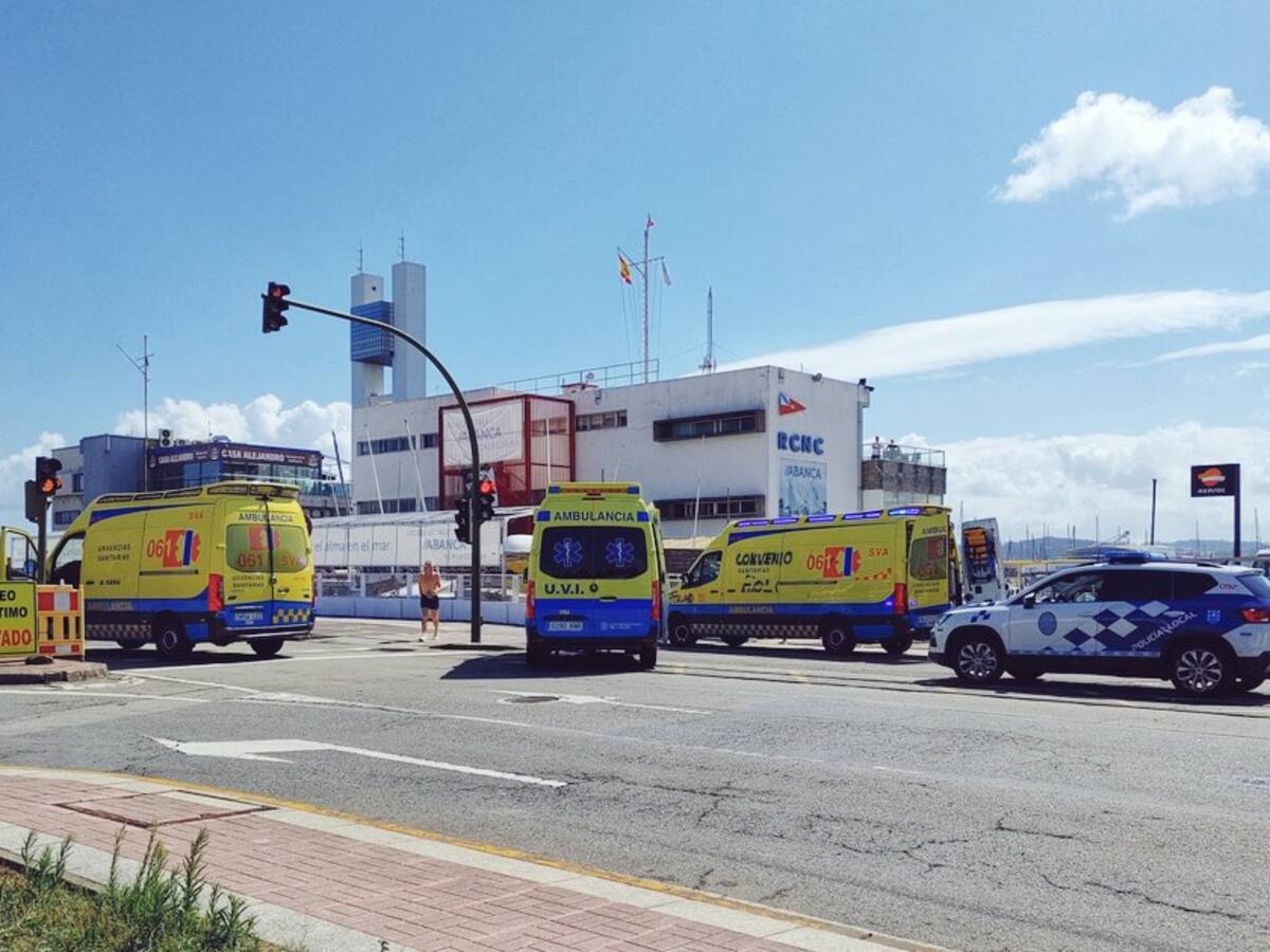 Evacuan al hospital a una mujer que cayó al mar al chocar un velero en una zona rocosa de A Coruña