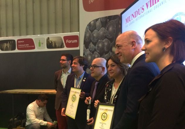 Juan Bolaños, acompañado de las autoridades recoge el Gran Oro de Piedraluenga de Bodegas Robles