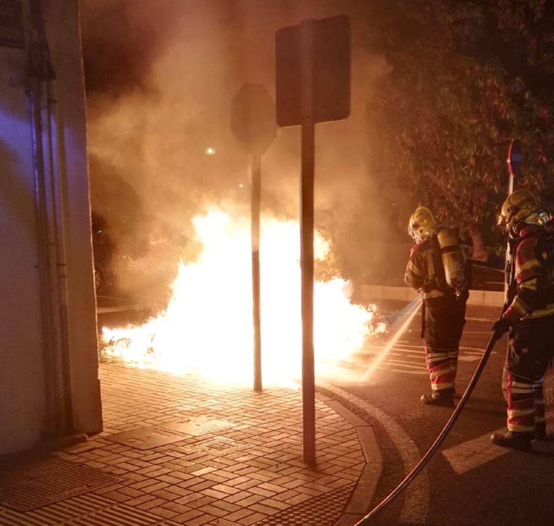 Uno de los contenedores que ardió en la noche del martes en Playa Honda.