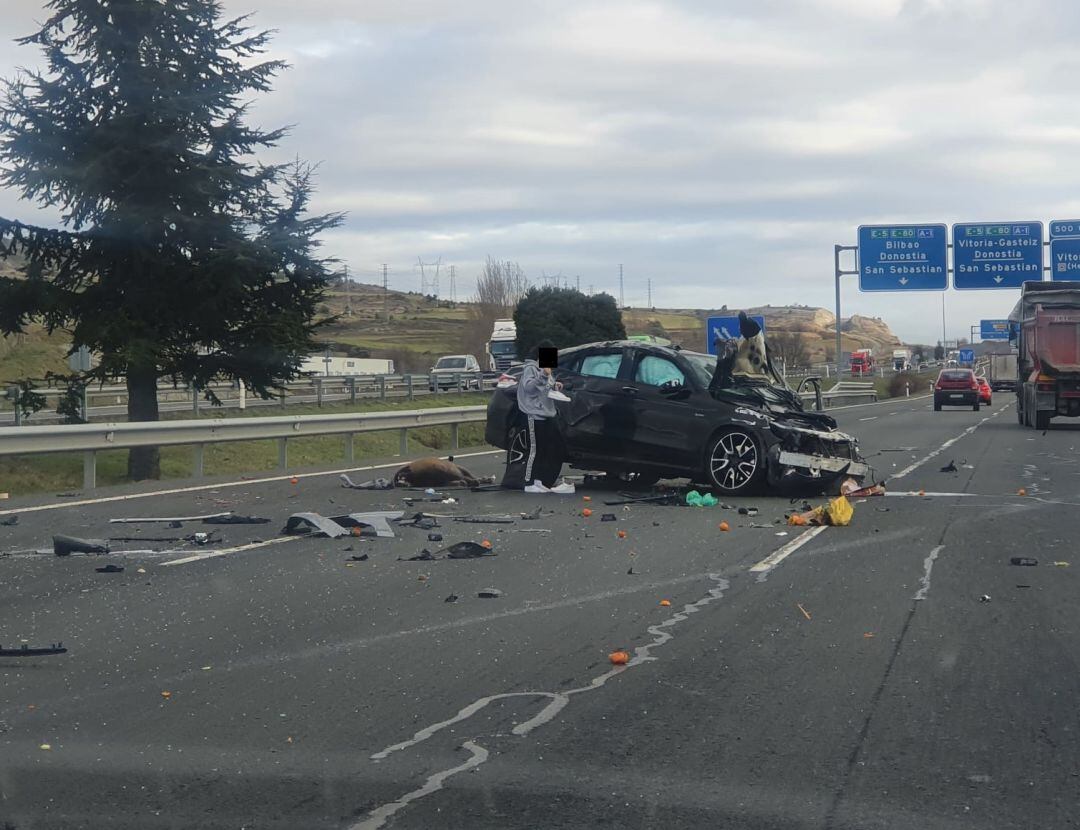 Accidente de un turismo en la A-1, al parecer por un animal
