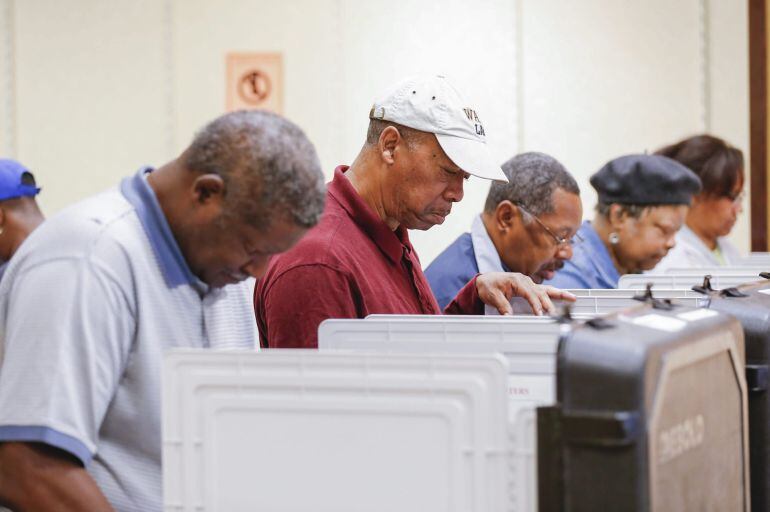 Varias personas emiten su voto por anticipado en colegio electoral en Decatur,