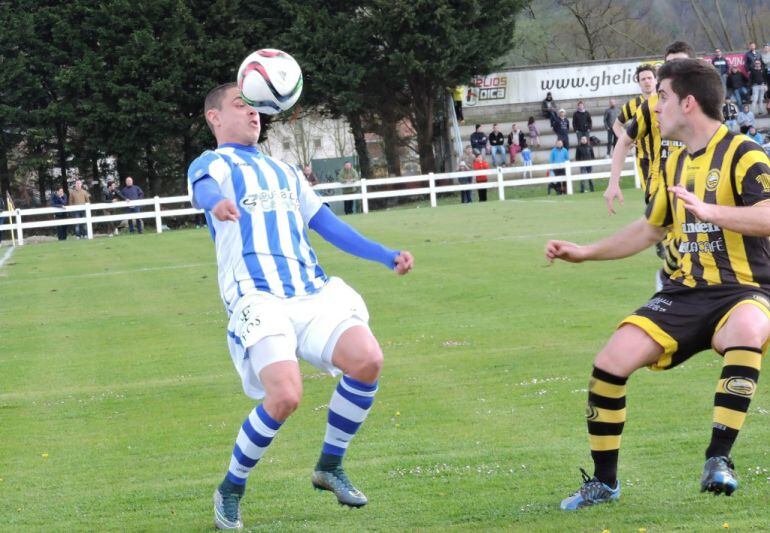 Fer durante el encuentro contra el Cayón