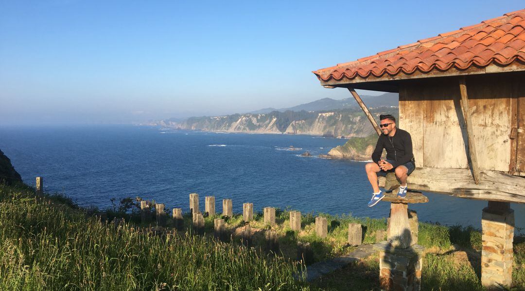 Onofre ante unas vistas espectaculares en la costa de este concejo asturiano