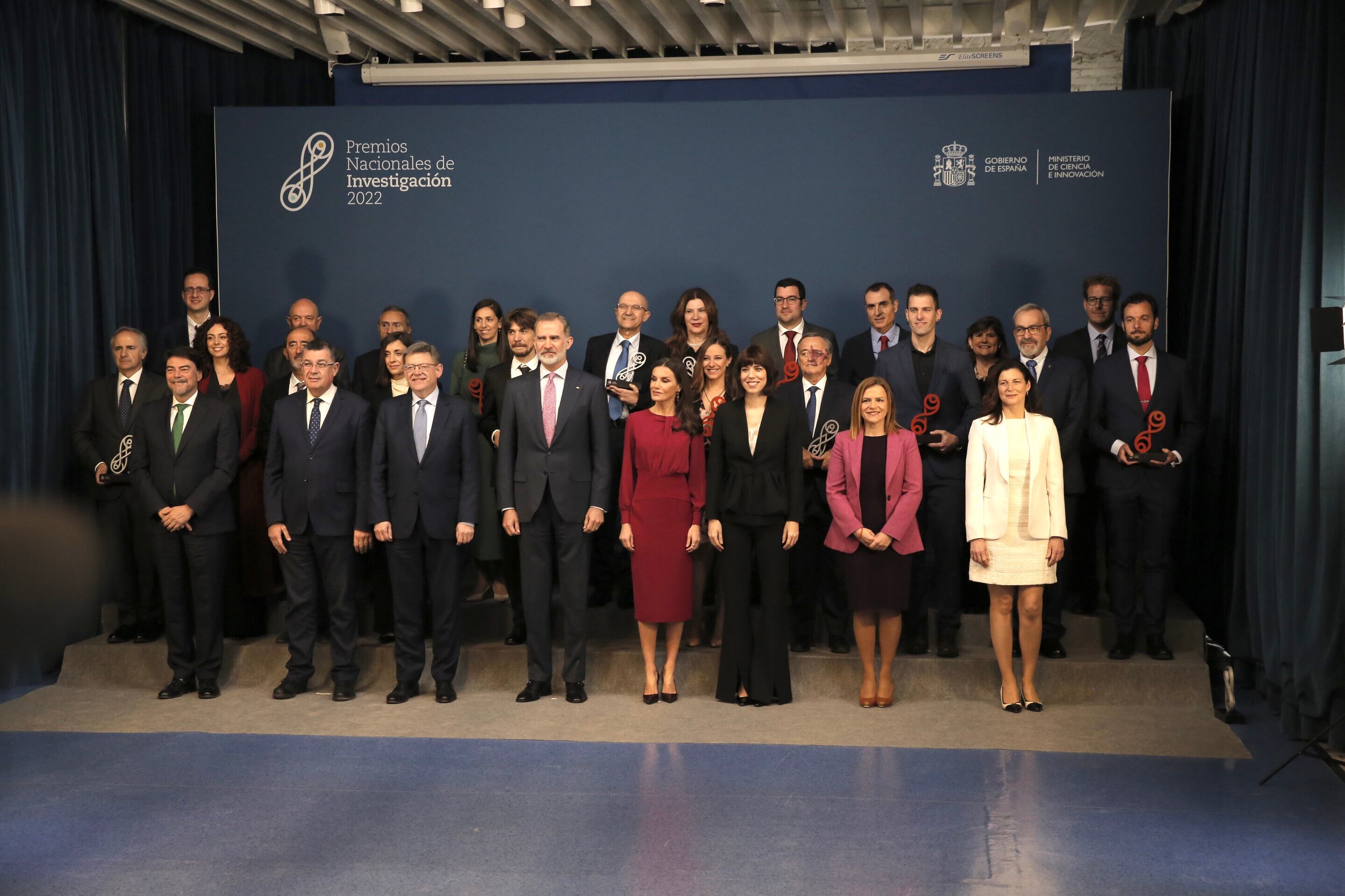 Foto de familia de los premiados junto con SSMM los Reyes de España y el resto de autoridades