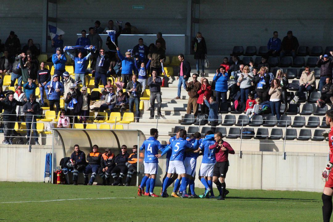 Jugadores del Xerez DFC celebrando uno de los goles en Lepe