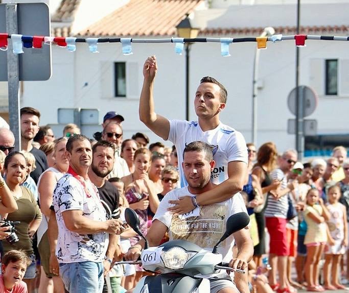 Carrera de cintas en moto