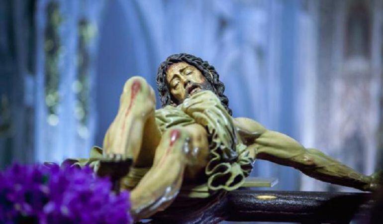Imagen de archivo del crucificado de la Hermandad de La Trinidad presidiendo uno de sus tradicionales vía crucis del Miércoles de Ceniza